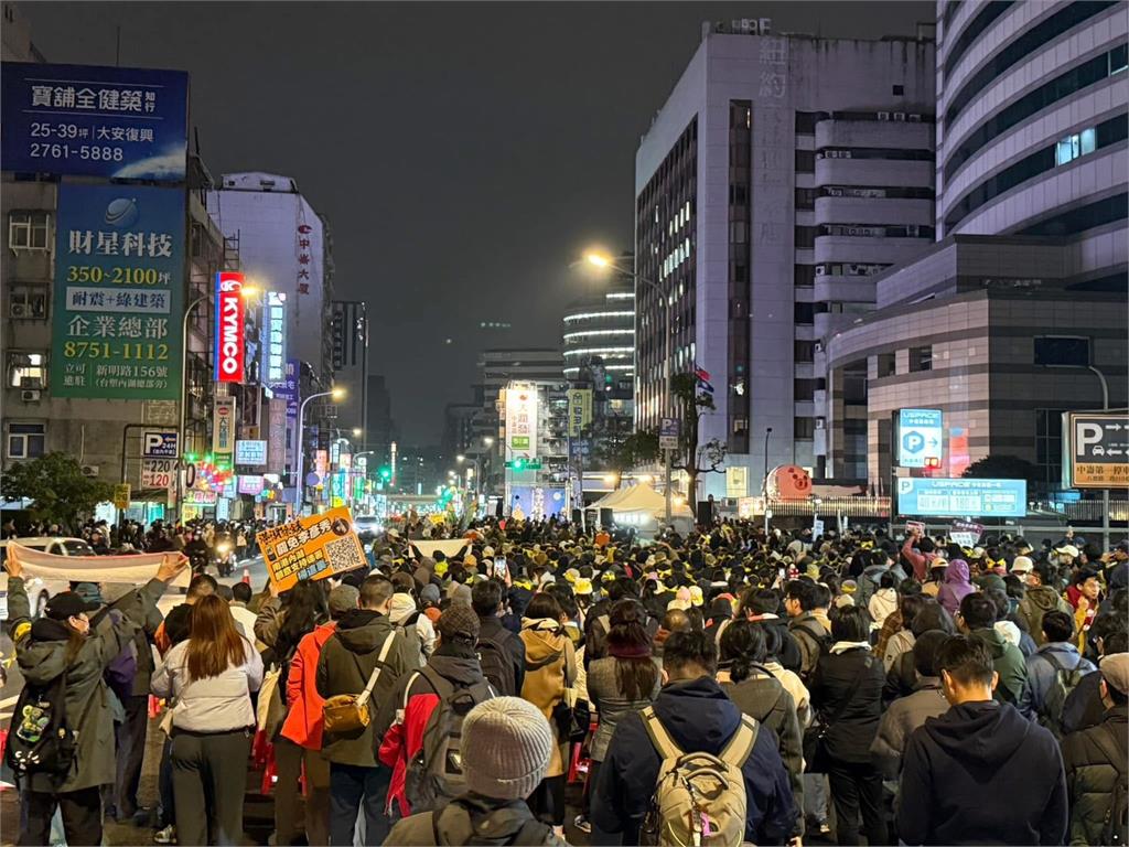 快新聞/6000青鳥晚間集結包圍國民黨 批判藍白「民主倒退」