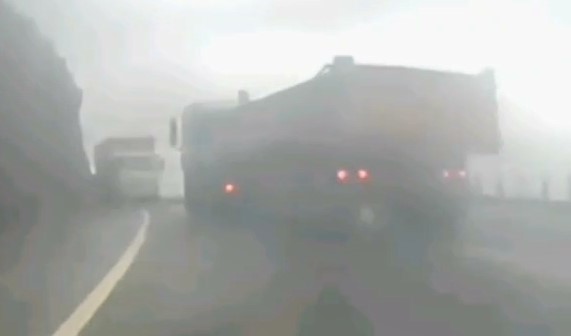 轎車疑找車位塞車道 後方砂石車跨雙黃線險釀事故