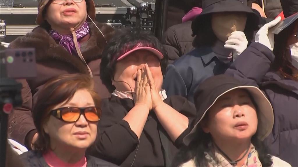 尹錫悅彈劾案全票通過 支持民眾引發暴動砸警車