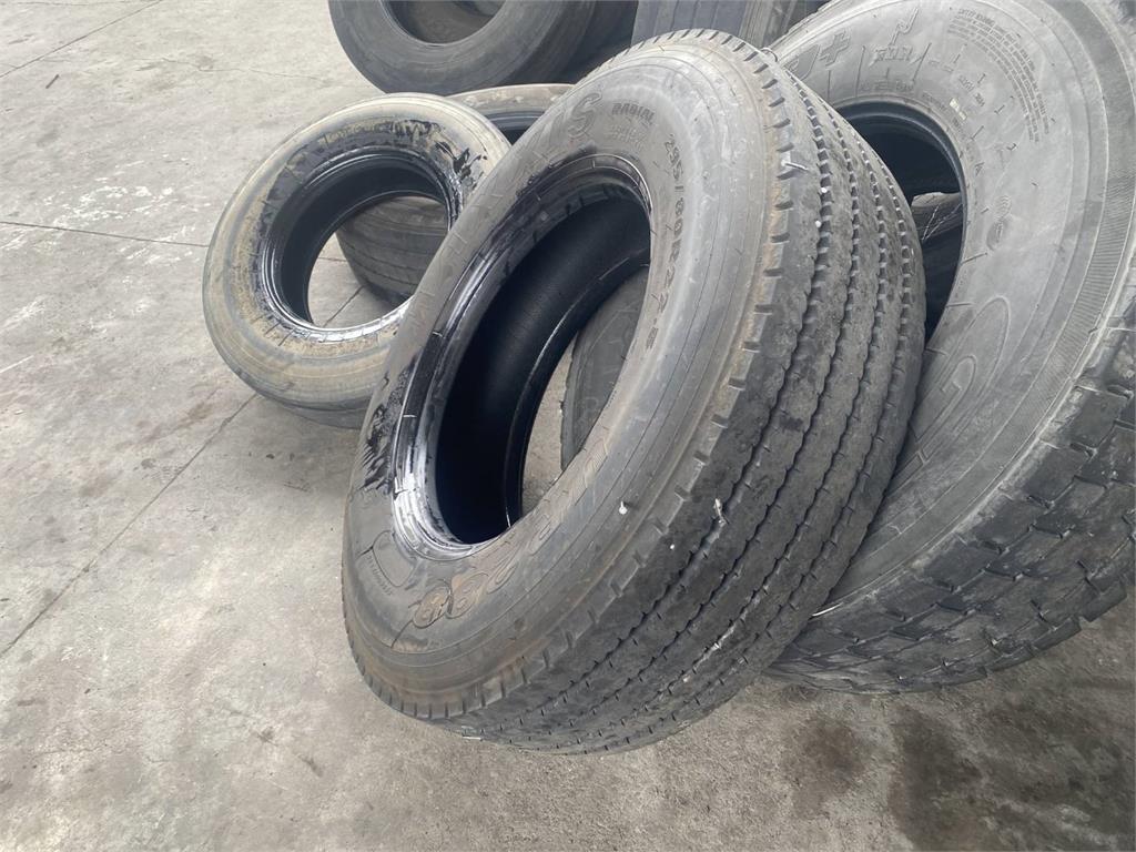 快新聞/國1成「鐵釘天堂路」?沒綁好貨物害慘後方聯結車 輪胎慘狀曝光