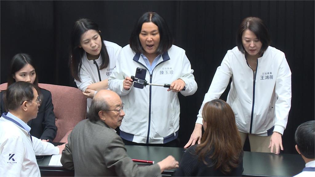 藍白又硬闖 反廢死反戒嚴公投逕付二讀 柯建銘拐杖敲桌怒轟會議無效