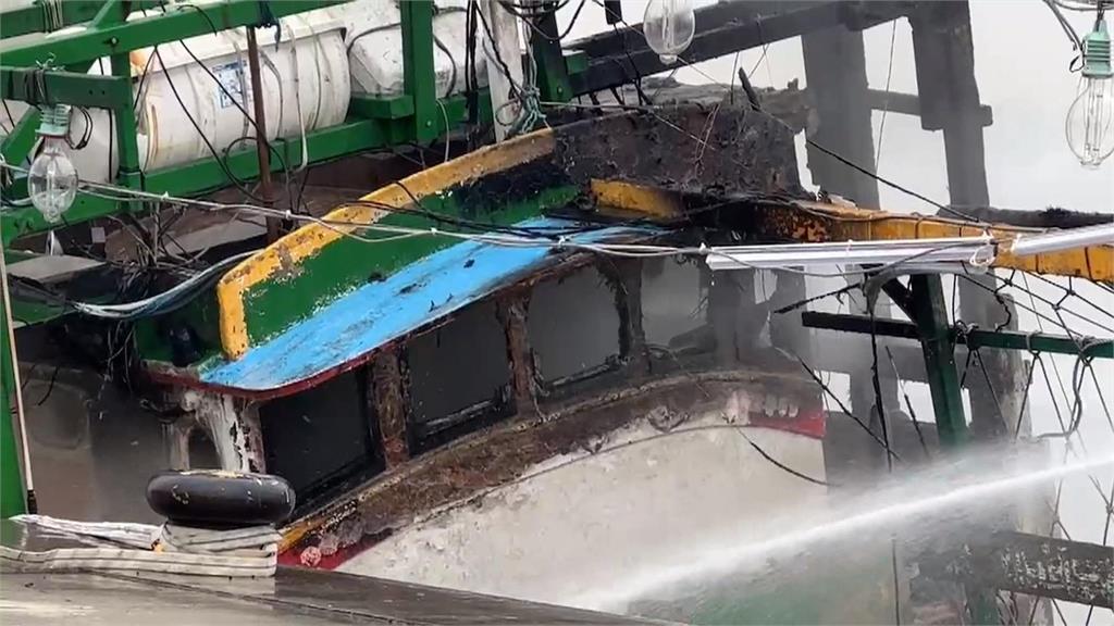 高雄興達港驚見火燒船 8名船員驚險逃生無人傷亡