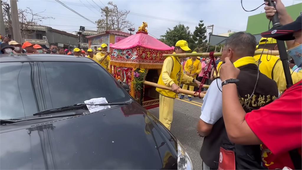 白沙屯媽祖衝撞路邊轎車!原地等車主現身勸說1事 網全驚嘆:真靈驗