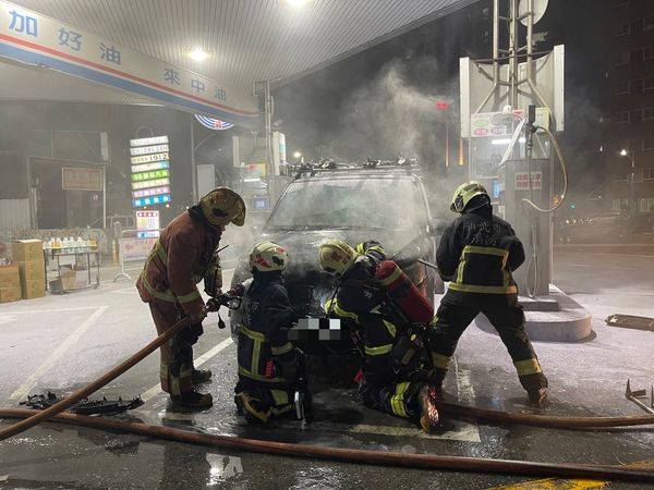 蘆洲加油站車加油到一半「車頭突冒火光」 5人驚恐跳下車