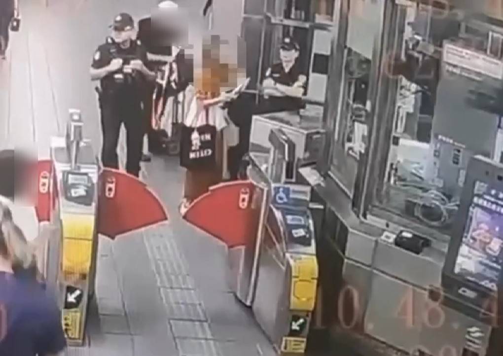 快新聞／捷運站驚現失落金袋！　捷警瞬間鎖定失主