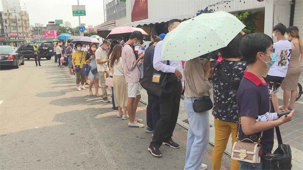 蛋黃酥店名店大排長龍　民眾檢舉「防疫破口」