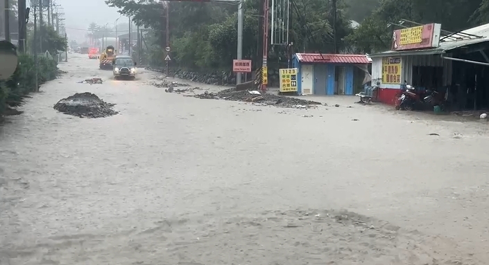 快新聞／南投仁愛連夜豪大雨　多處道路遭土石沖刷畫面曝光