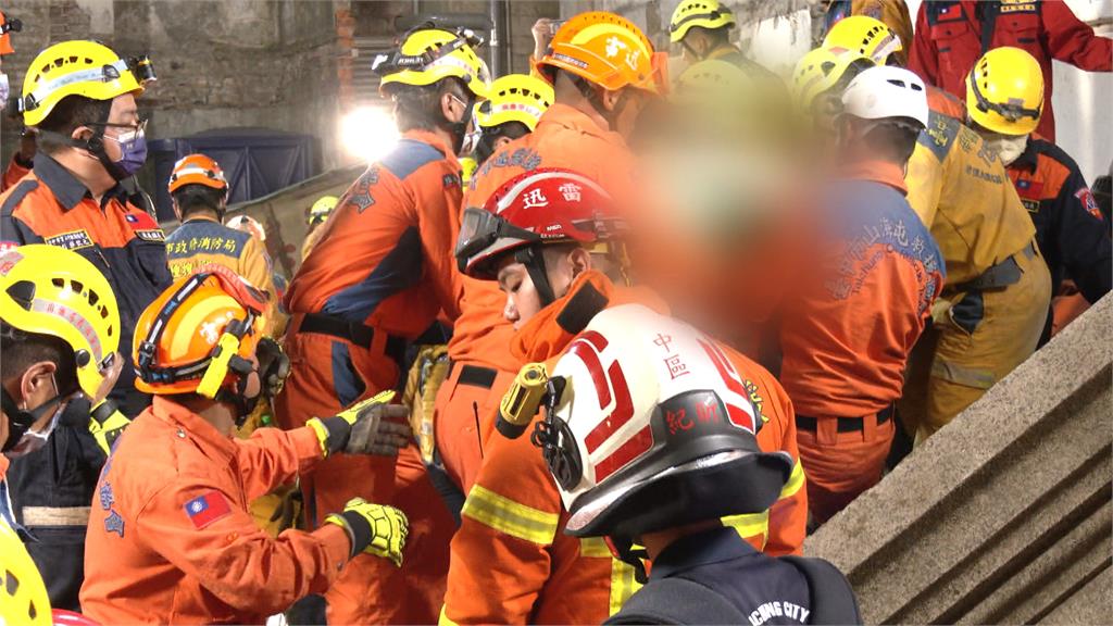 台中老宅倒塌搶救近15小時　3工人遭活埋罹難家屬痛哭
