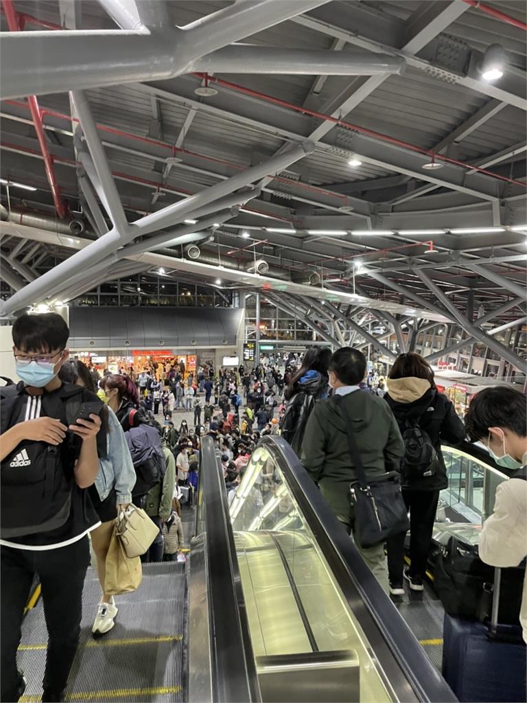 快新聞/高鐵異常「旅客等4小時才上車」 千人擠台南站畫面曝!