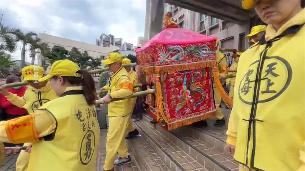 「粉紅超跑」旋風! 白沙屯媽祖放頭儀式揭序幕
