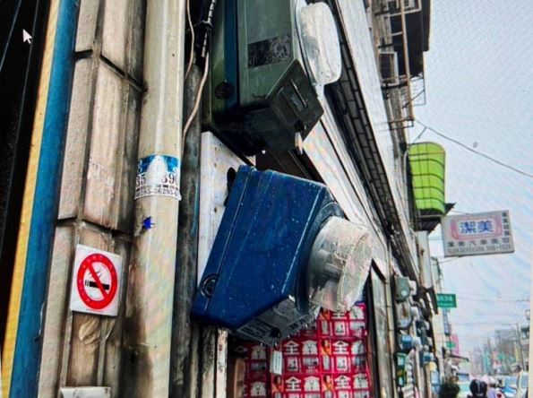 貨車硬擠「A到電錶」冒出火花 竟加速逃逸直接開走!