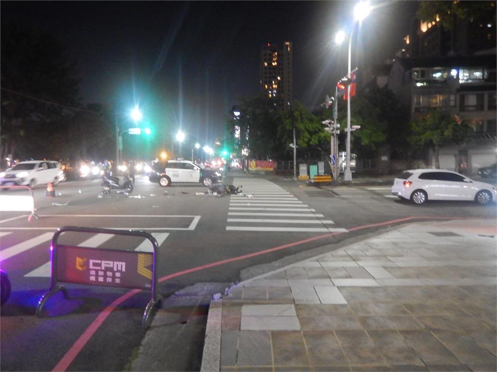 最新/台中死亡車禍!女駕駛闖紅燈撞飛2騎士 釀1死1傷