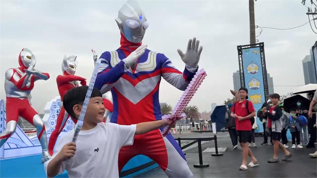 超人力霸王提燈發放最後一天　逾5千位民眾雨中排隊