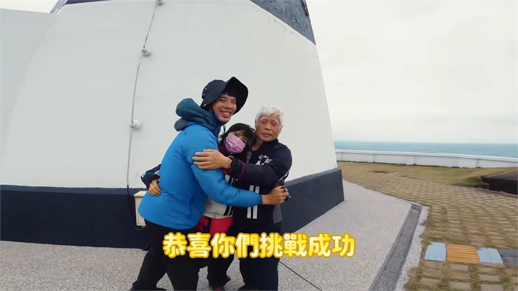 都是回憶！情侶帶70歲老父母環島台灣　花6天機車之旅完成爸爸夢想