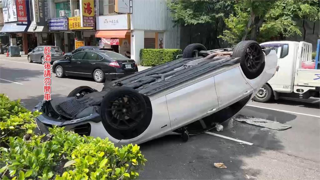 喝太醉?酒駕自撞安全島翻車 駕駛臉部受傷受困車內