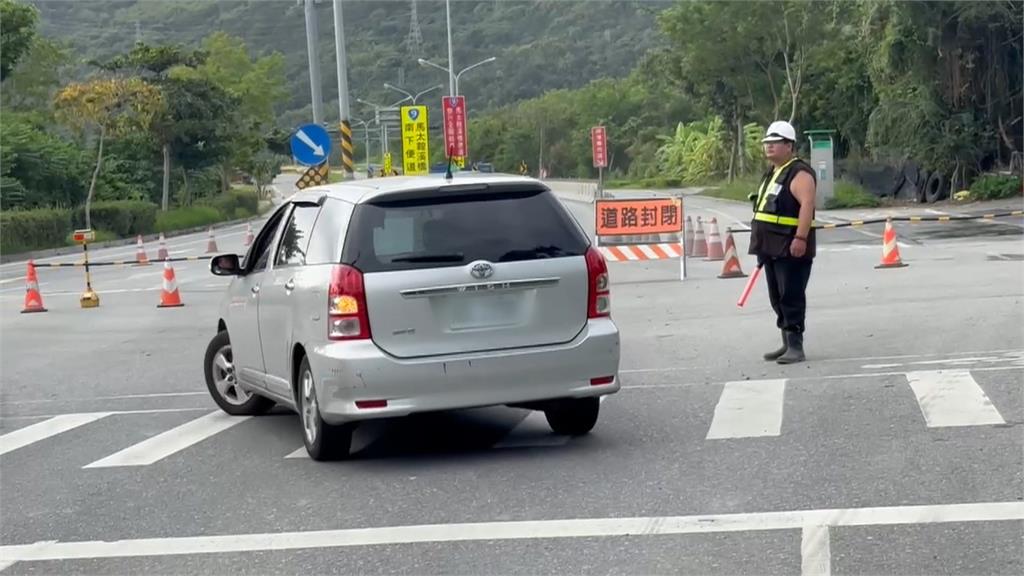 新馬太鞍溪堰塞湖溢流！　便橋險被沖斷　公路局出動怪手搶修