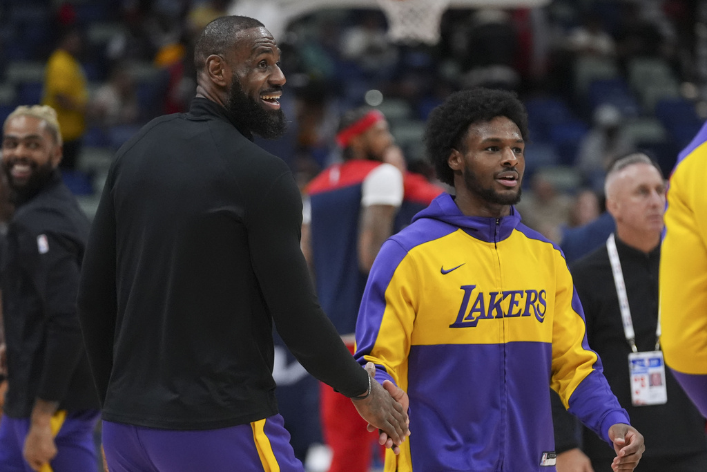 NBA(影)／「詹皇」父子檔聯手秀空中接力轟炸火箭！網友嗨喊：這真的太瘋狂