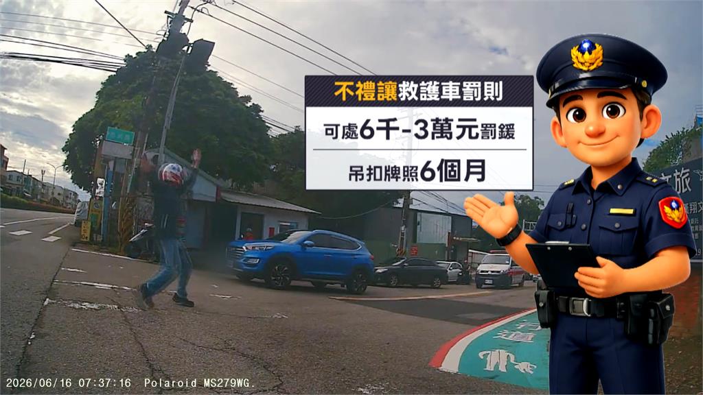 台中救護車鳴笛困車陣！　熱心騎士指揮「轎車還不讓」