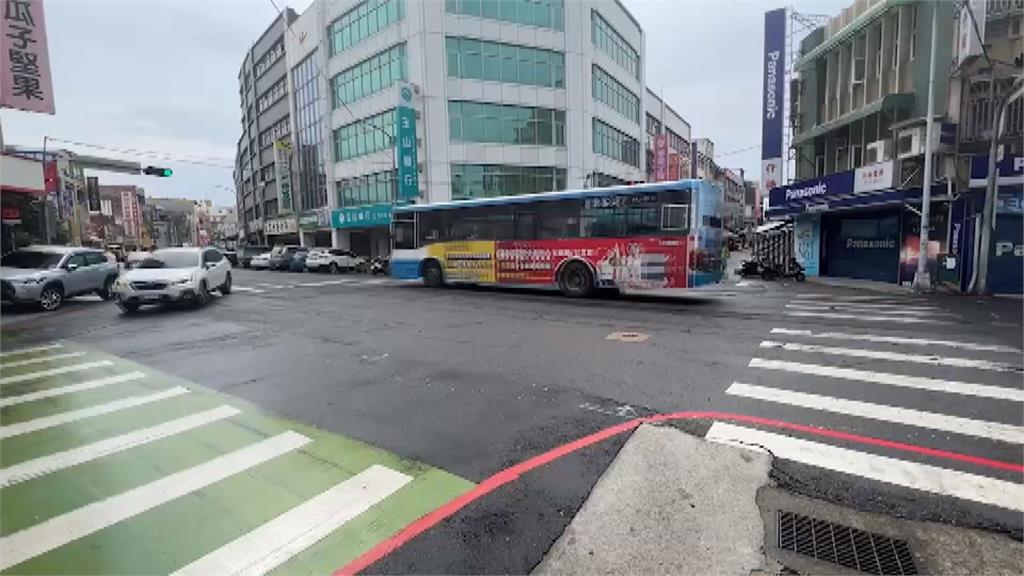 傻眼! 「馬路當你家?」 轎車鬼切逆向闖紅燈大迴轉