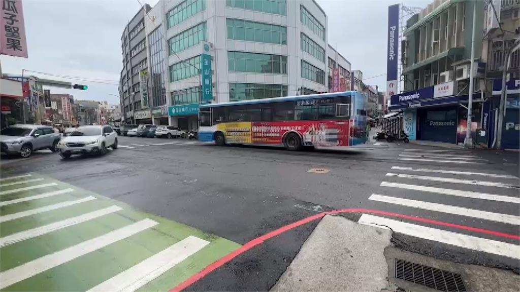 傻眼！　「馬路當你家？」　轎車鬼切逆向闖紅燈大迴轉