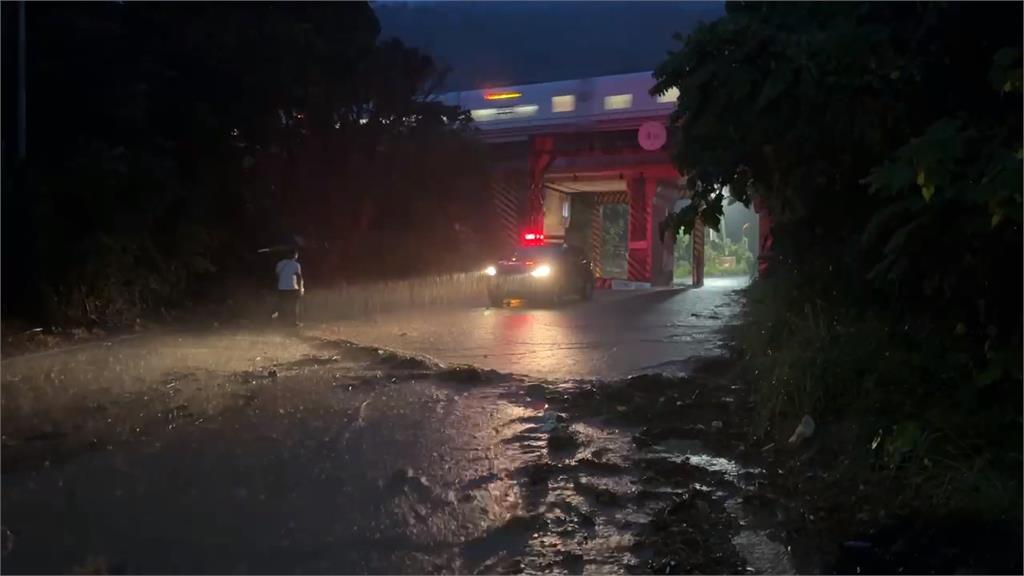 豪雨強襲!台東泥水狂湧馬路 土石流灌太麻里民宅緊急撤離