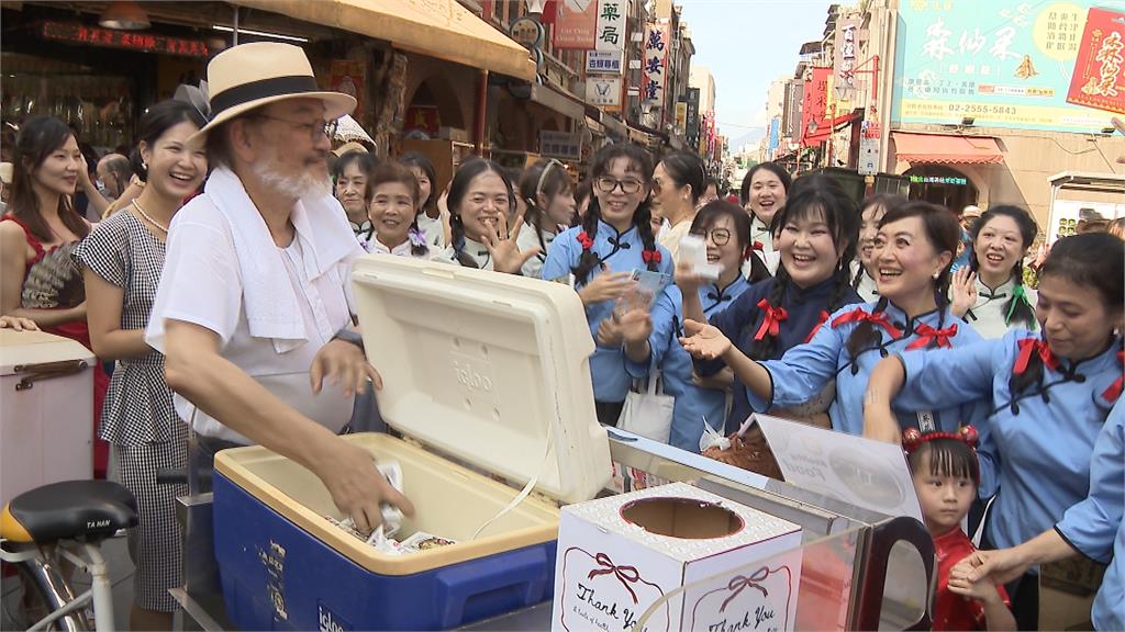 穿越百年回味復古! 大稻埕變裝遊行 穿旗袍、草帽嗨翻街頭