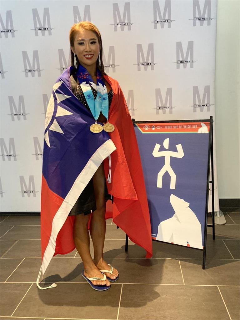 快新聞/健美及比基尼奪雙金!世界警消運動會 女警王令樺披國旗領獎畫面曝光