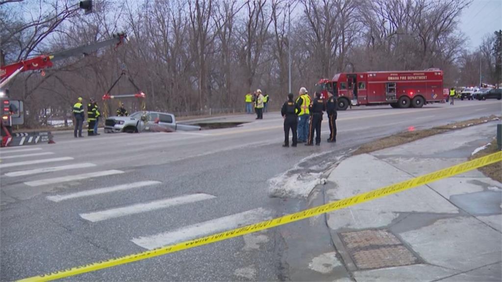 美國內布拉斯加州路口現「天坑」 兩車遭吞沒 幸無人傷亡
