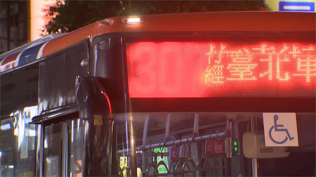 疑身體不適釀禍!公車連環撞 雙載機車後座妻子遭捲車底不治