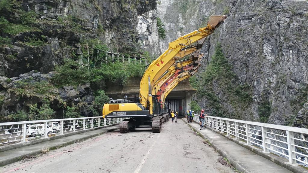 燕子口堰塞湖崩解「大量泥流衝出」!中橫靳珩隧道西口「蒂芬妮藍湖」完全消失