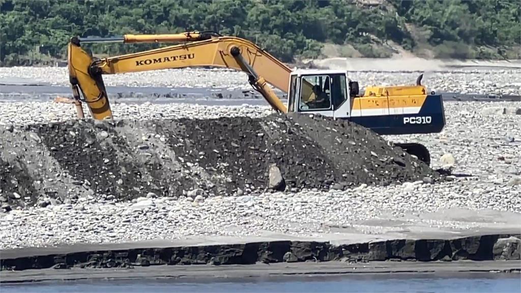 東北季風增強! 水覆蓋工法被沖毀 卑南溪驚見"沙塵暴"