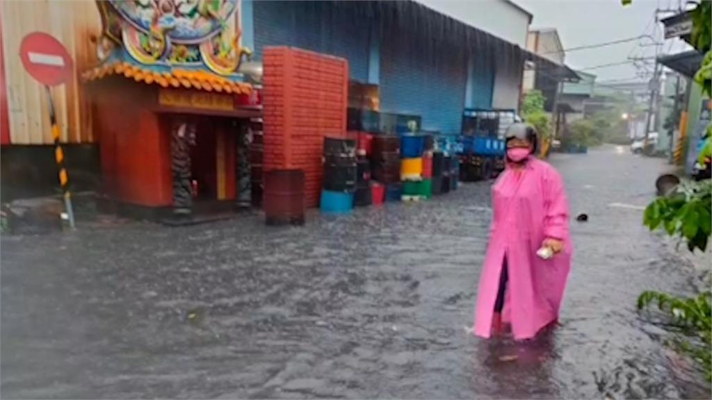 北車淹了！北台灣發淹水警戒　「大雷雨轟炸」道路變黃河畫面曝