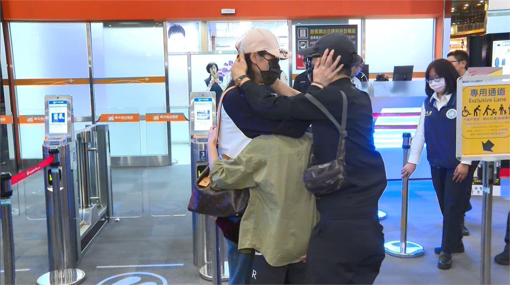 快新聞/亞亞今晚離台回中國 登機前一家5口上演「十八相送」淚喊:我沒錯!