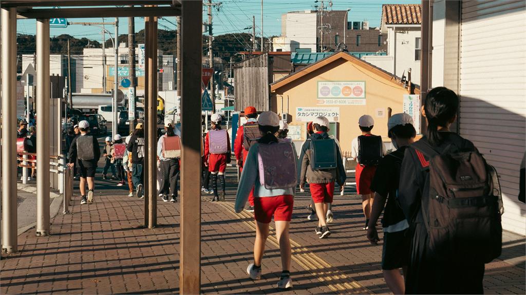 小學「走路上下學」變得稀奇？網挖「2大沉重命案」徹底改變台灣接送文化