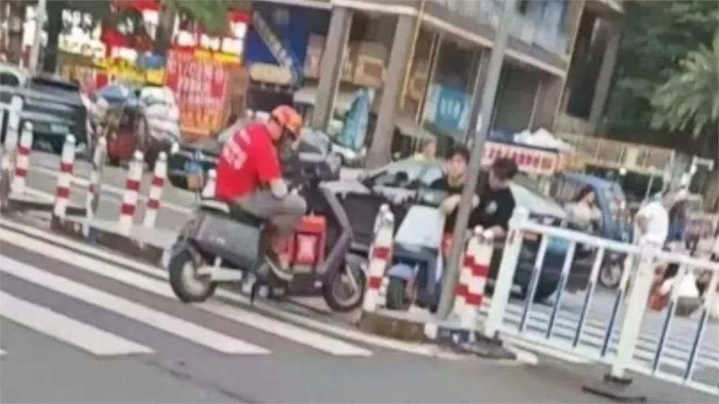 中國外送小哥VS.電動車大叔路中「對峙4小時」！民眾曝：從白天到天黑