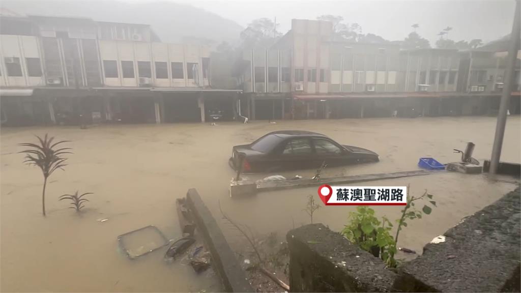 宜蘭午後「大豪雨特報」　民眾淡定吃流水席、台鐵蘇新及新馬一度雙線不通