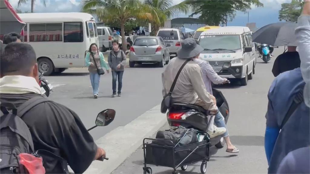 險象環生！　小琉球旅遊脫序　機車拖行李箱逛大街　警方將開罰
