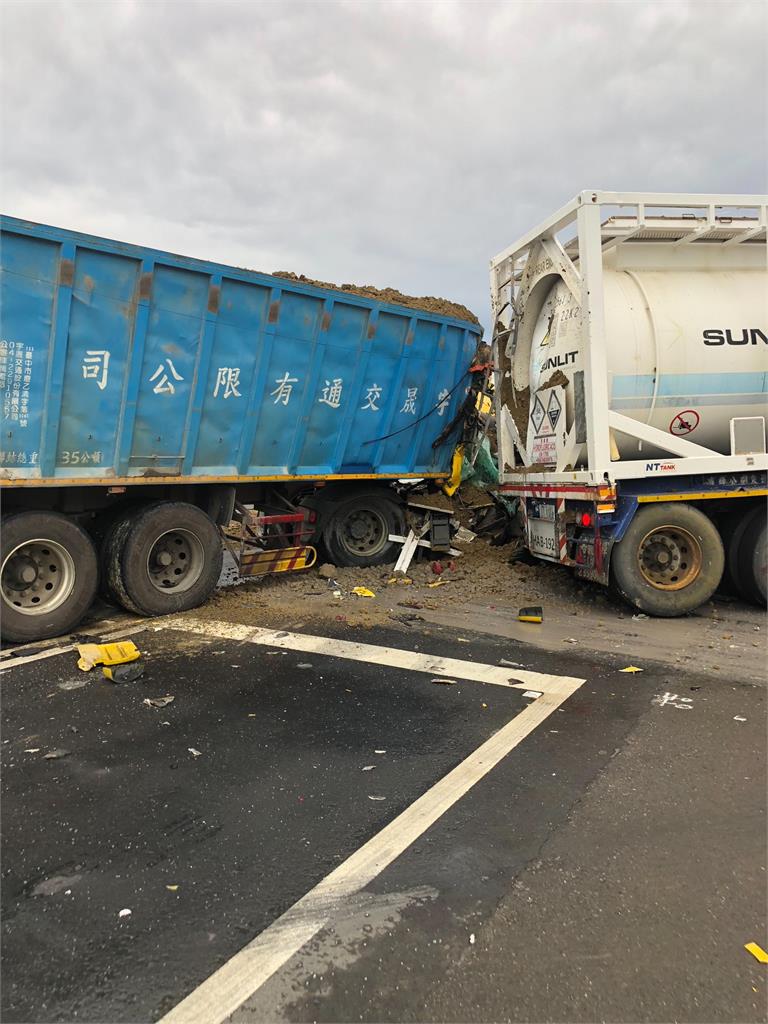 快新聞/竹縣化學槽撞砂石車 疑氫氟酸外洩封路搶救