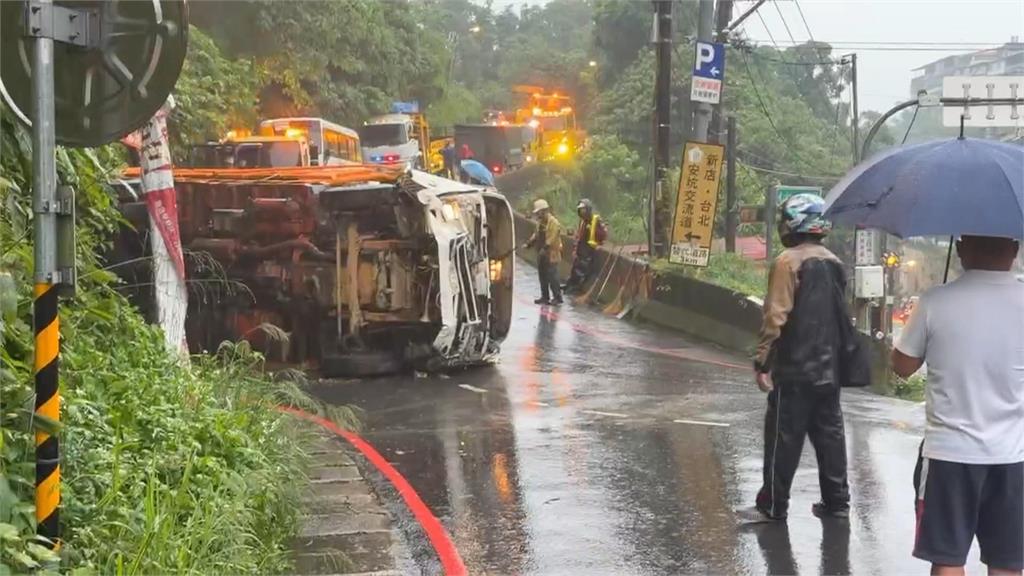 新店砂石車翻覆撞社區巴士　8人受傷送醫幸無大礙