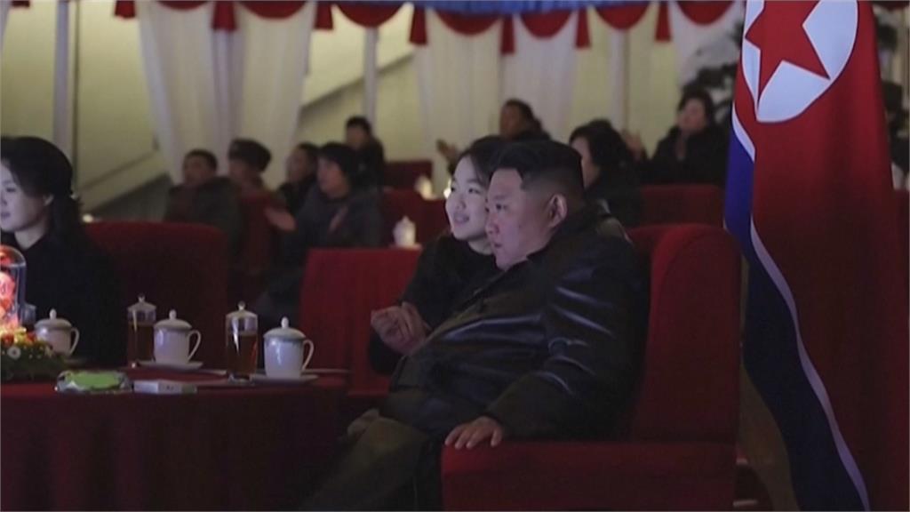 金主愛托住金正恩臉頰親吻　交頭接耳、捏手心！親密互動惹議