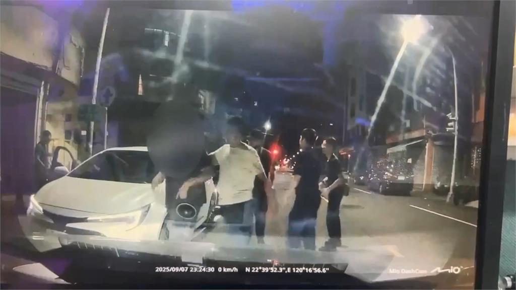 囂張!高雄女子不滿前男友另結新歡 撂人在警局前攔人衝撞