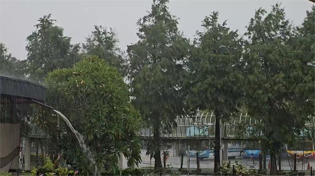 快新聞/雨彈升級!7縣市豪大雨特報 台南六甲暴雨畫面曝光