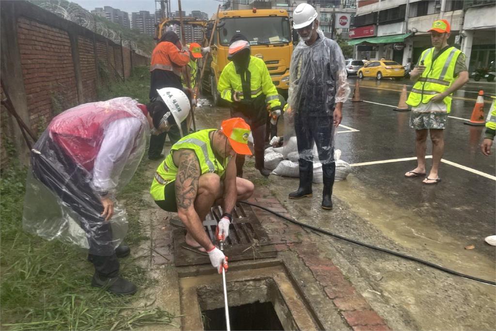 快新聞/澳洲消防猛男來台交流 主動加入高雄防颱側溝清疏工作