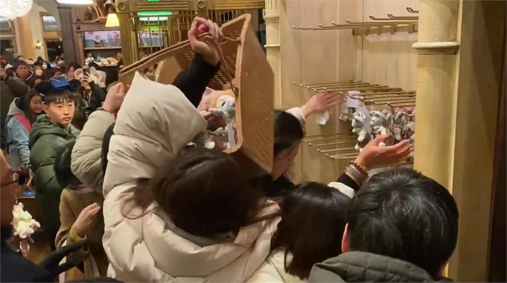 扯!中國黃牛湧東京迪士尼 掃光限定「達菲熊」高價轉賣氣炸日人