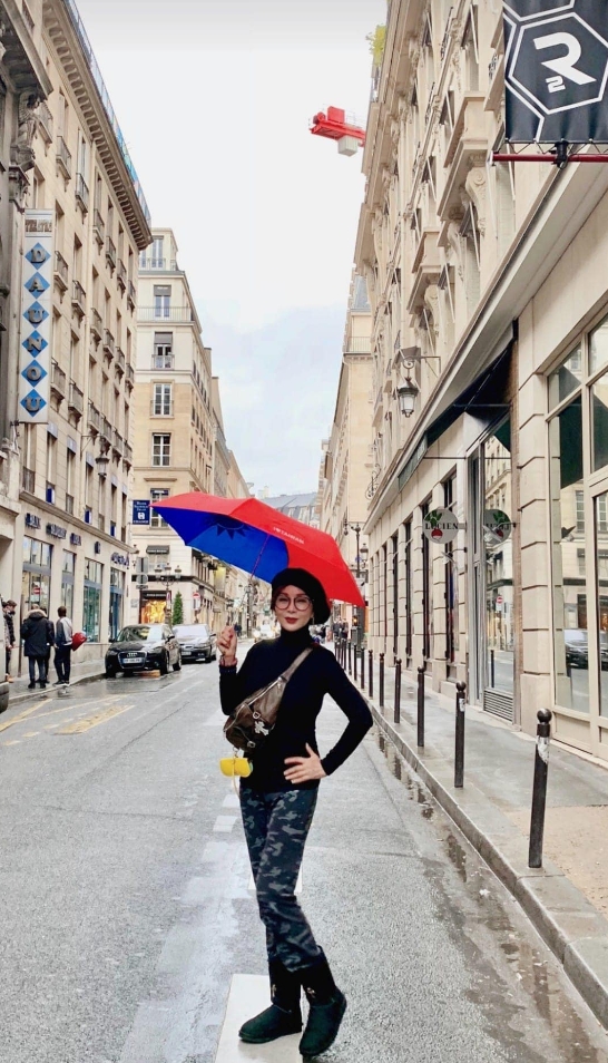 就是愛台灣！陳美鳳拿「國旗傘」現身巴黎街頭　網驚豔：最美風景
