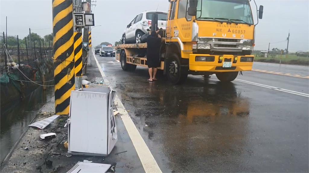 屏東女駕駛酒駕摔入水溝　整車直插水溝幸僅輕傷