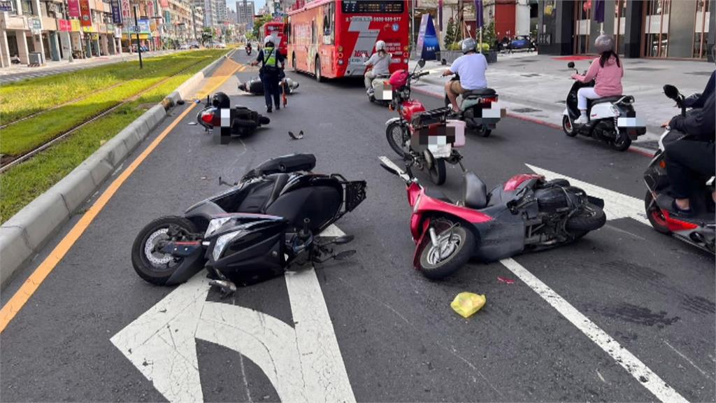 高雄機車連環撞! 2機車碰撞波及3輛機車、釀5人受傷