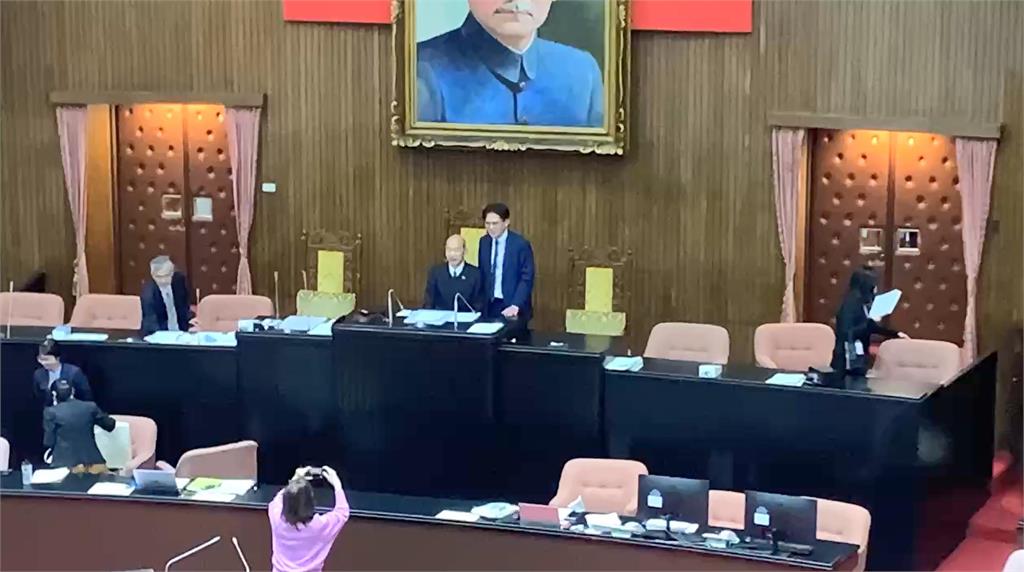 快新聞／清空辦公室畢業囉！黃國昌比讚合影韓國瑜　轉戰新北喊「新旅程將開啟」