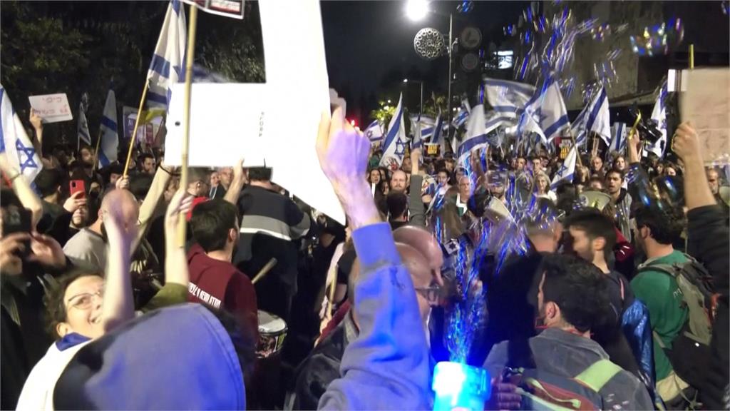 以色列陣前換將!納坦雅胡撤換防長 全國各大城市湧抗議聲浪