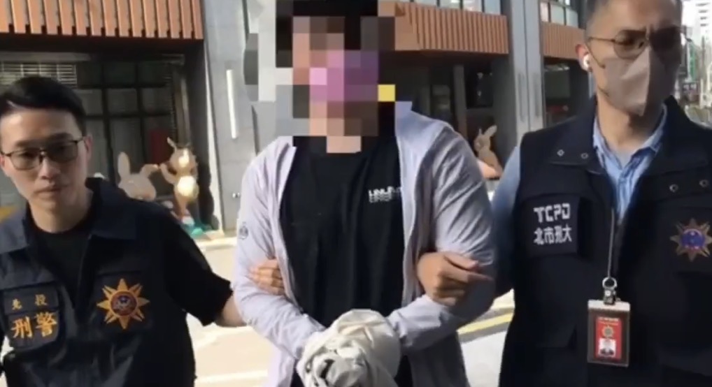孫安佐「自製噴火槍」遭警拘提！全程配合未反抗「雙手上銬」畫面曝光